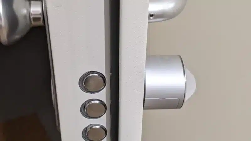 Puerta con cerradura y escudo de seguridad instalada en Bailén