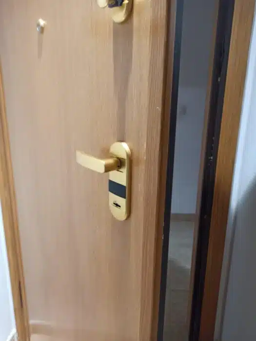 Puerta acorazada abierta tras un servicio de cerrajería en Andújar